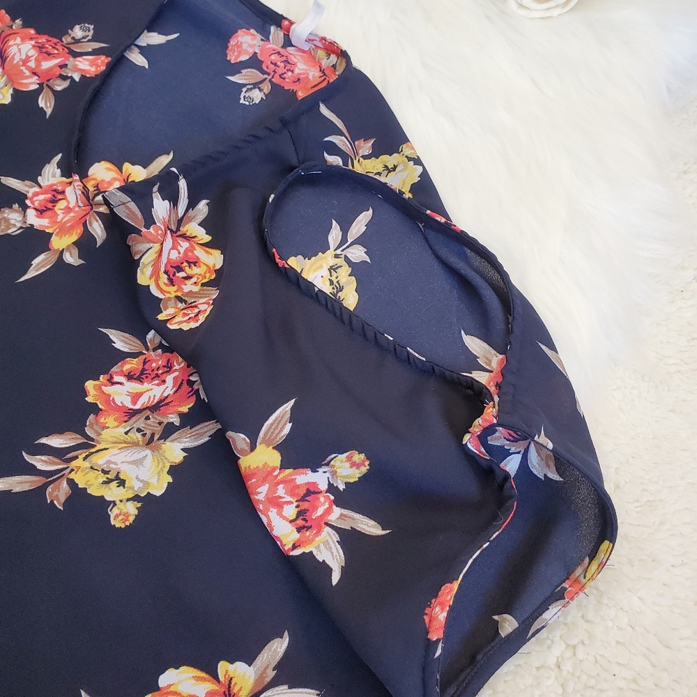Live 4 Truth Floral Blouse - Picture 4 of 5